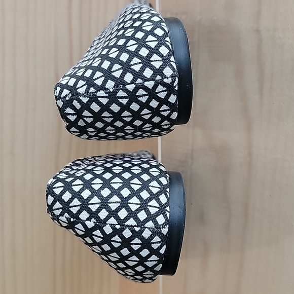 Gap sz6 Canvas Black and White Flats - Picture 3 of 8